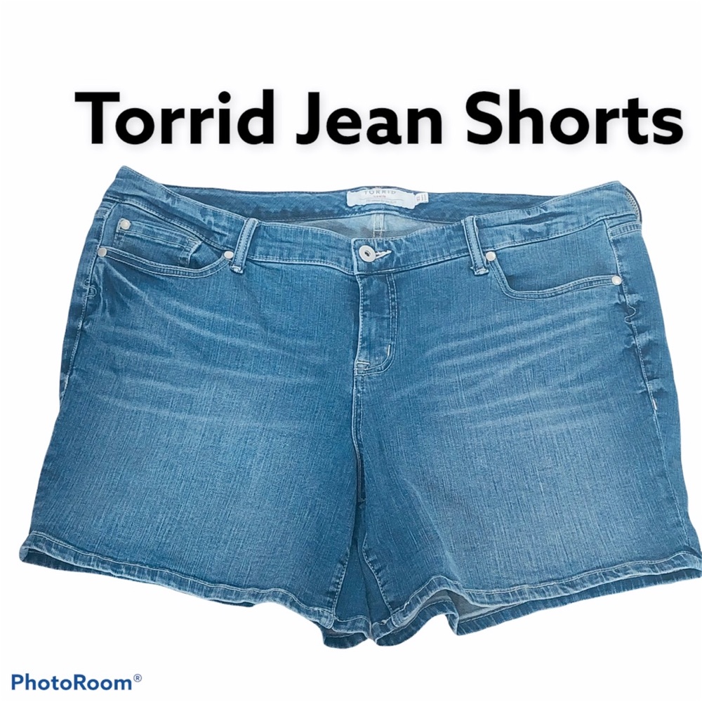 Torrid blue wash jean shorts mid thigh plus Sz 22